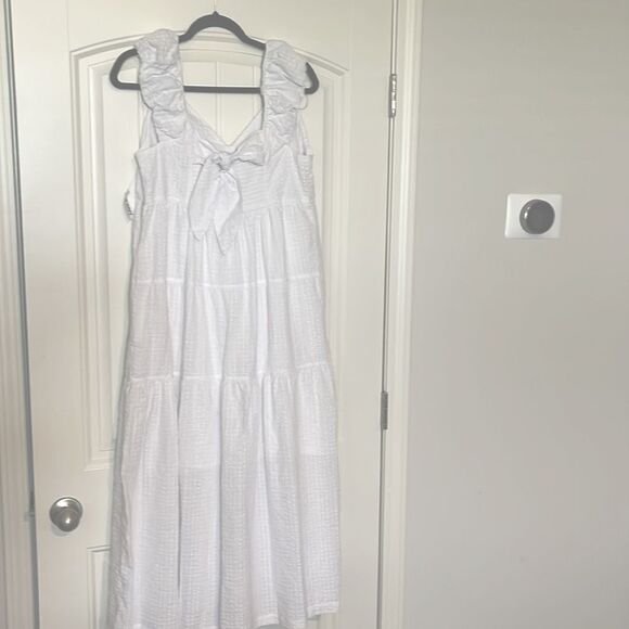 Elegant White Sleeveless Dress - Picture 5 of 6